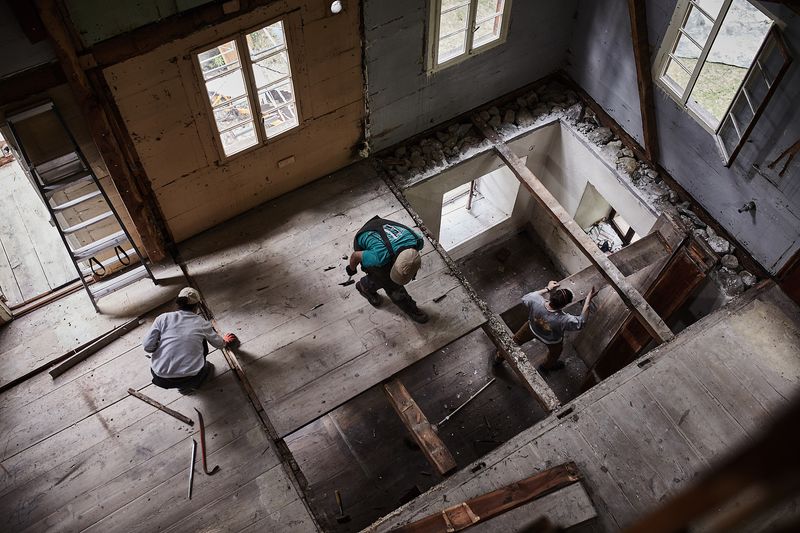 cabanotel - transformation de l'hôtel du col d'hérens à ferpècle – la récupération des anciens planchers en mélèze – Colla images